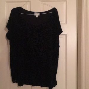 Women’s black short sleeve top